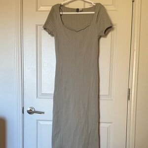 Elegant Ribbed Knit Dress in Gray